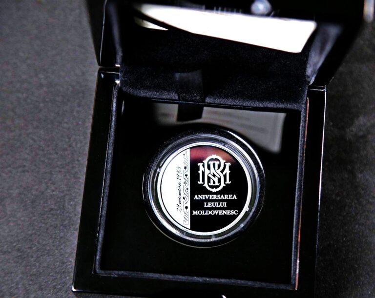 FOTO/ BNM pune în circulație noi monede comemorative: Moneda cu valoarea nominală de 100 lei este bătută în aur