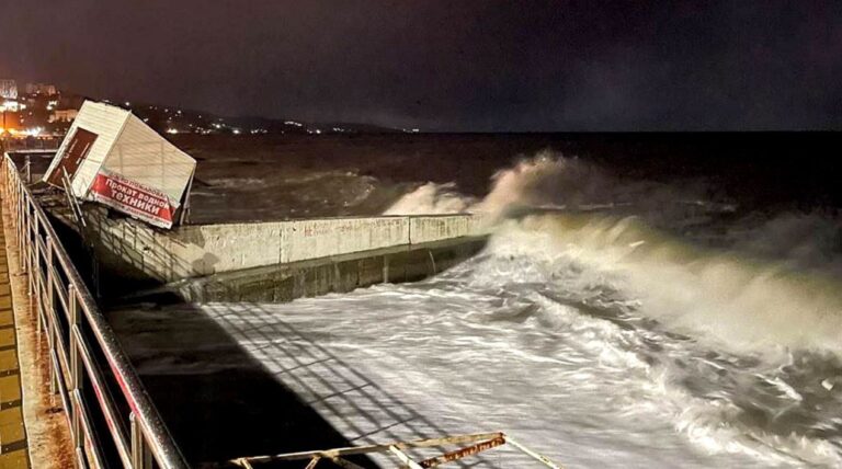 O furtună devastatoare a lăsat fără energie electrică jumătate de milion de oameni din Crimeea
