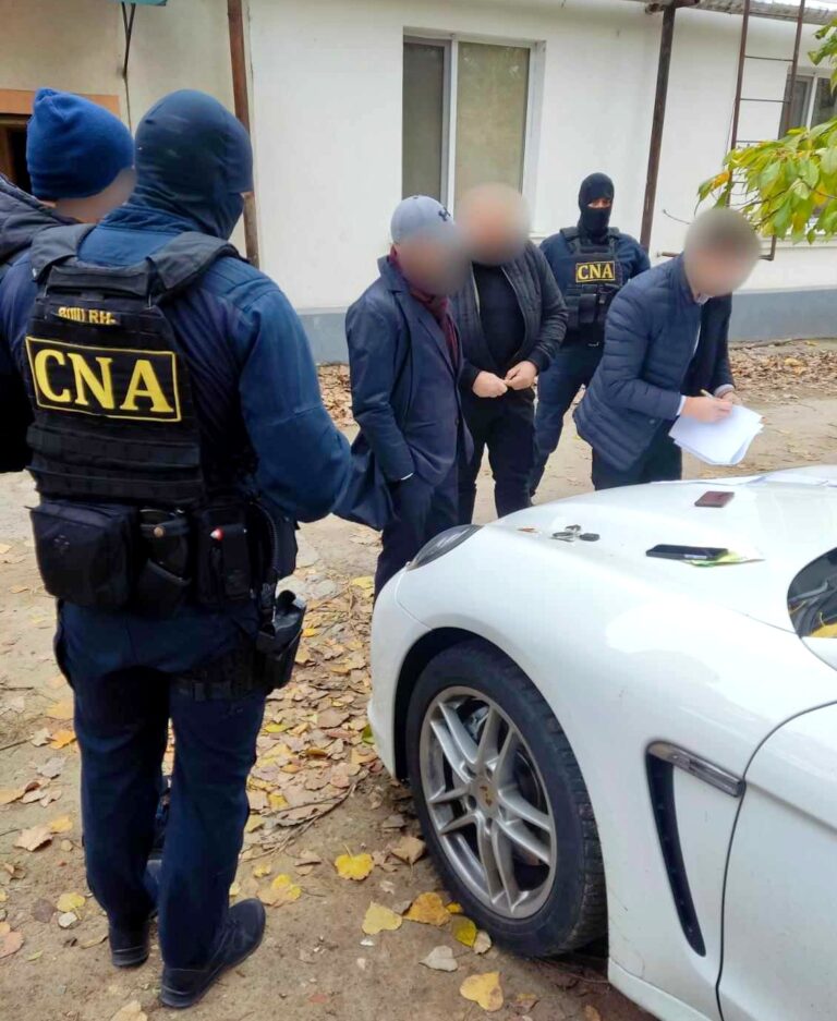 Un polițist din Chișinău, reținut de CNA pentru mită de 2.000 de euro