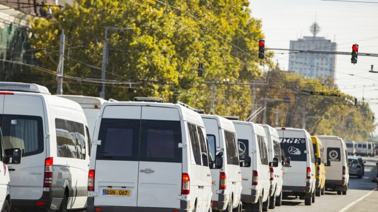 DOC/ Circa 200 de transportatori vor protesta în fața Guvernului săptămâna viitoare: Ce îi nemulțumește