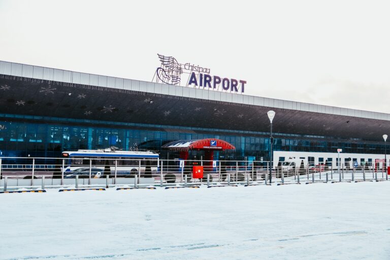 Mai multe curse avia de pe Aeroportul Chișinău, anulate din cauza condițiilor meteo nefavorabile