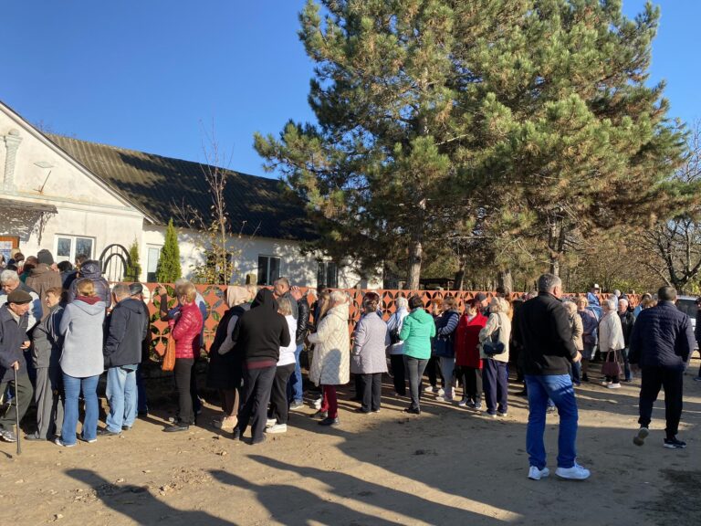 FOTO/ Coadă la secția de votare din Corjova. Locuitorii stau la rând pentru a vota
