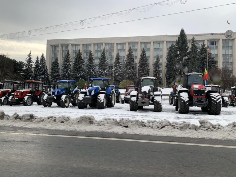Fermierii protestatari așteaptă joi un răspuns final de la autorități