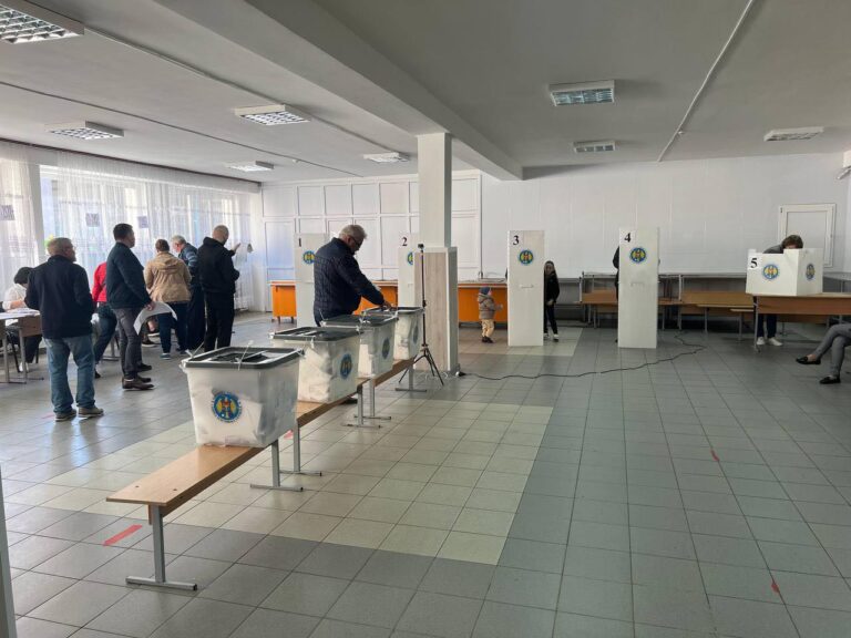 Peste 130 de încălcări, dintre care 42 de cazuri de transportare organizată a alegătorilor, depistate de polițiști