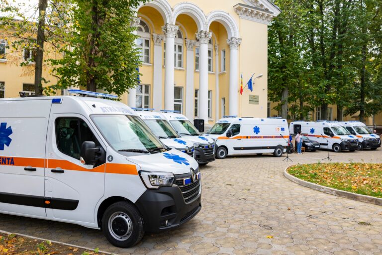 FOTO/ 9 spitale din țară au primit ambulanțe performante, procurate cu suportul UE