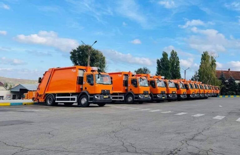 FOTO/ 10 autospeciale noi pentru transportarea deșeului au ajuns la Chișinău
