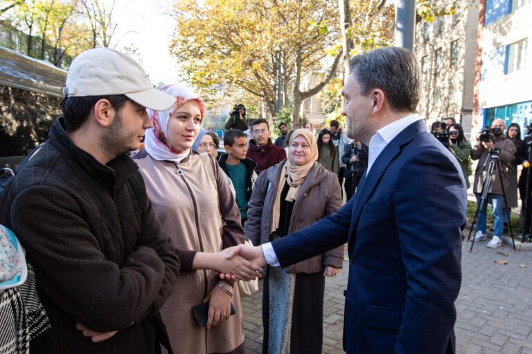 FOTO/Cei 36 de moldoveni veniți din Fâșia Gaza, întâmpinați de Dorin Recean