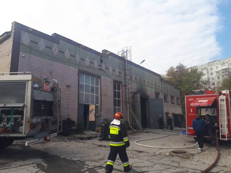 FOTO/ Incendiu la un depozit de la Ciocana. 8 echipaje de pompieri, la fața locului