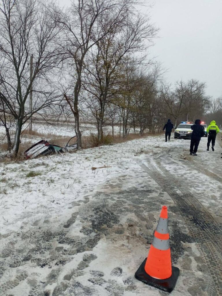 FOTO/ Accident rutier în Nisporeni din cauza condițiilor meteo. O persoana a decedat, iar altele doua au ajuns în stare gravă la spital