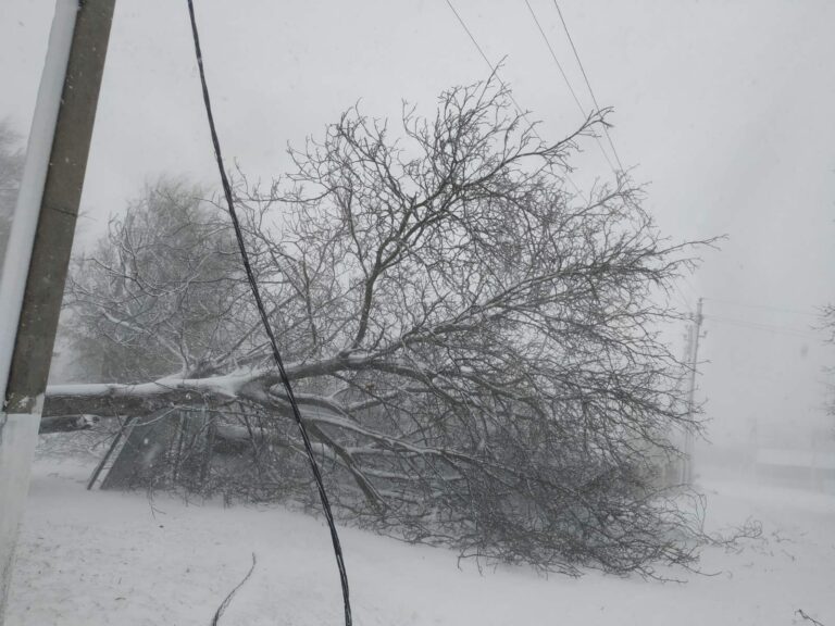 Aproape 140 de localități rămân fără electricitate iar 10 sectoare de drum, blocate în urma viscolului