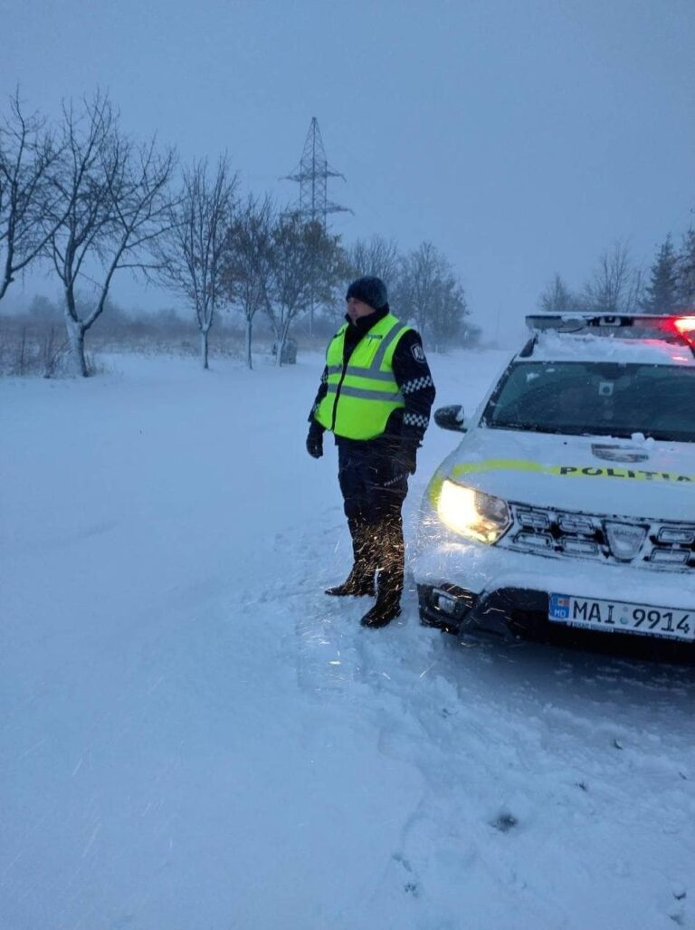 Prima zăpadă s-a așternut peste Moldova. Poliția recomandă evitarea pornirii la drum lung