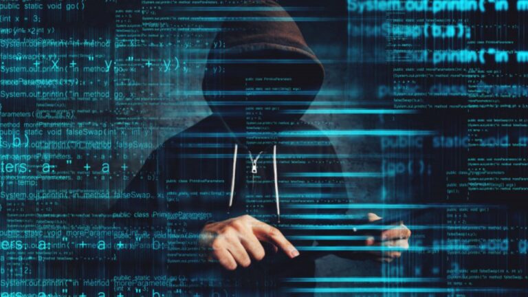 Liderul unei rețele de hackeri, care ataca trusturi mari internaționale, a fost prins în Ucraina