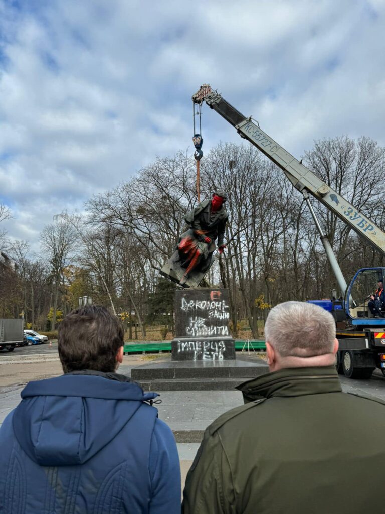 Monumentul poetului rus Aleksandr Pușkin, demontat dintr-un parc din centrul Kievului