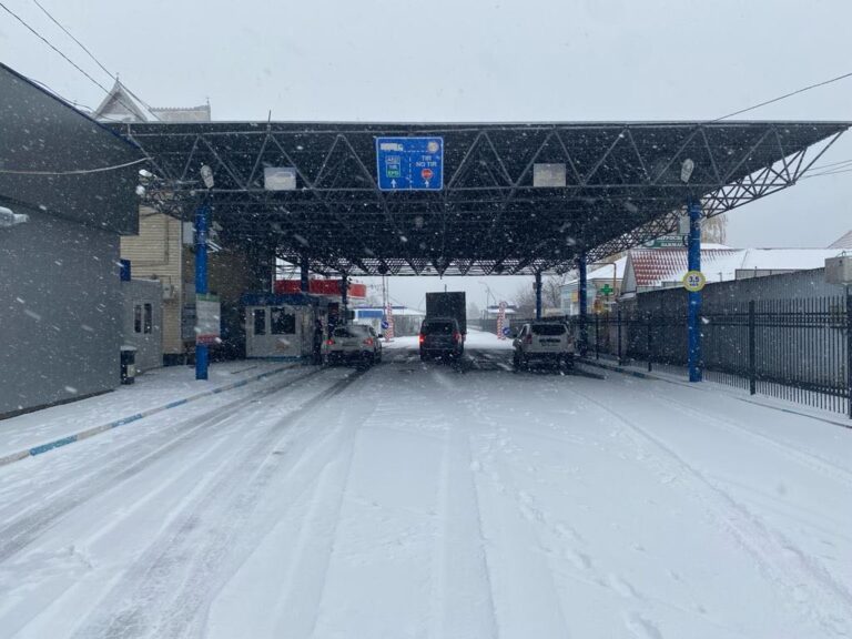 Un vameș, implicat într-o schemă de contrabandă cu haine și încălțăminte de 1,2 mil. de lei