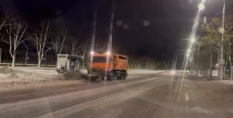 Peste 120 de utilaje, implicate în lucrările de deszăpezire pe străzile Capitalei