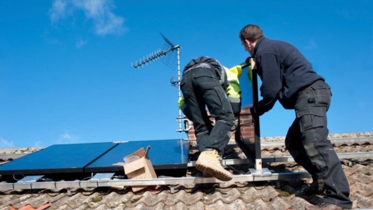 Control riguros pentru utilizatorii casnici de fotovoltaice. Instalarea panourilor pentru profit va fi amendată în România