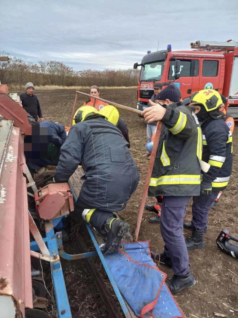 FOTO/ Un bărbat din Orhei, salvat după ce a rămas blocat în secțiile unei semănătoare agricole