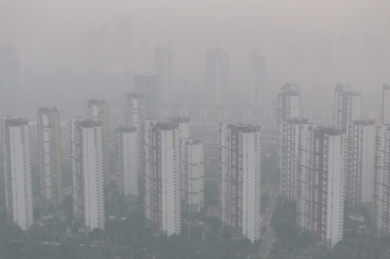 Nordul Chinei, învăluit de smog și ceață