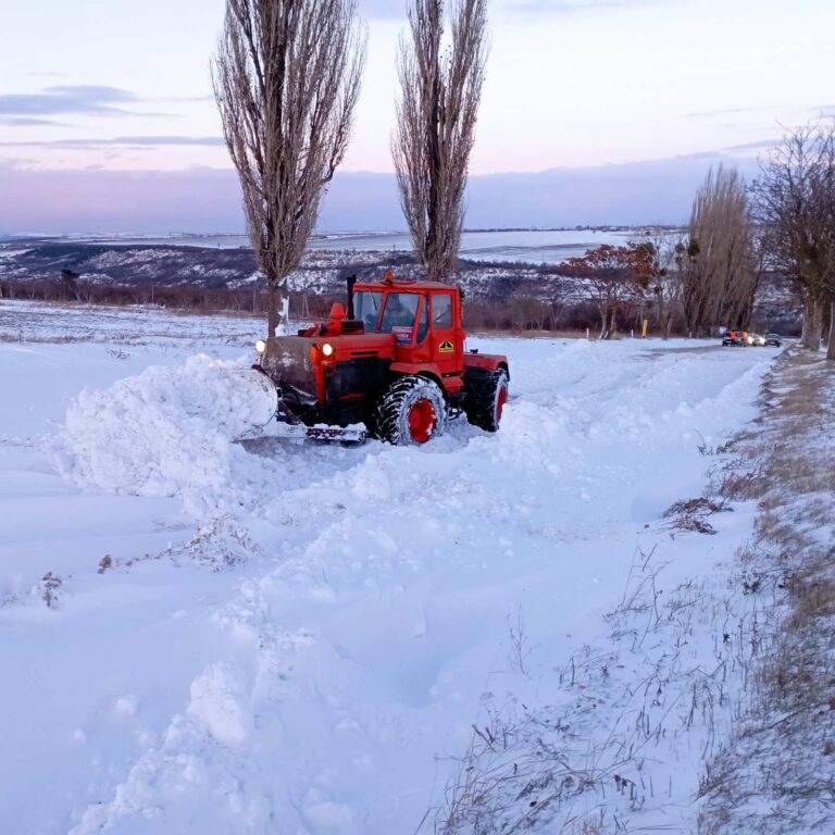 Situația rămâne critică pe mai multe sectoare de drum: În unele zone stratul de zăpadă atinge 2 metri