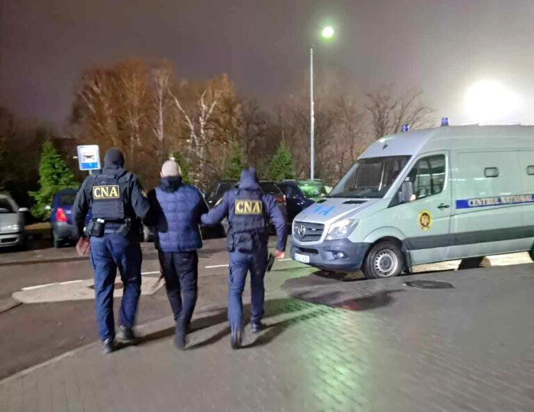 Un bărbat, cercetat de CNA într-un dosar de spălare de bani, extrădat din Țările de Jos