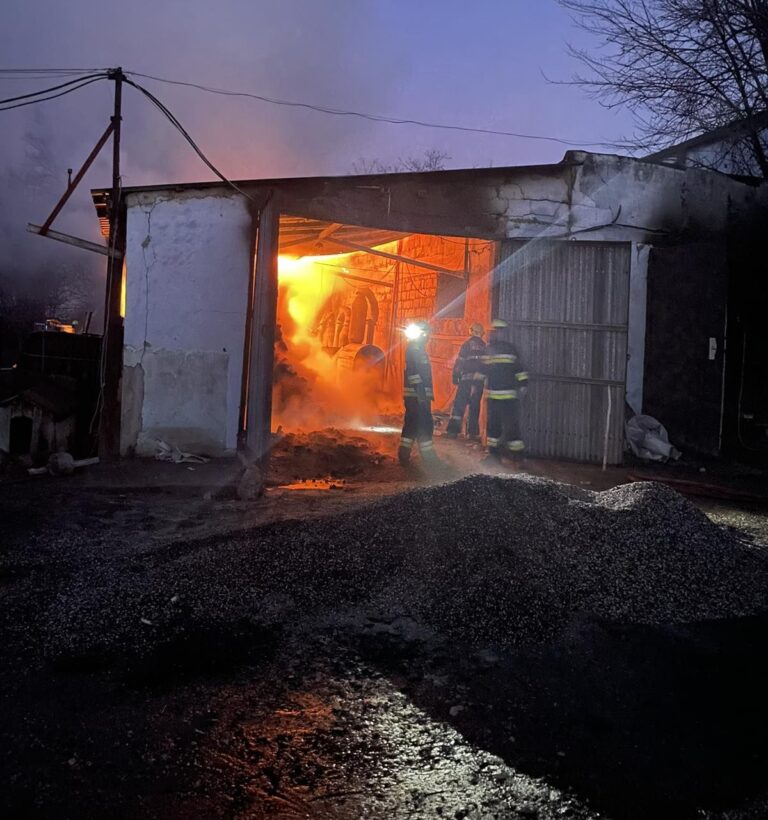 FOTO/ Incendiu la Fălești. Două depozite de prelucrare a brichetelor pentru foc au fost cuprinse de flăcări