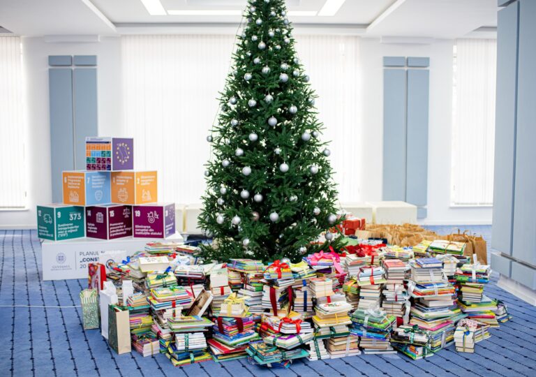 FOTO/ Campania „Biblioteca de sub brad”: Peste 3000 de cărți pentru copii vor ajunge în bibliotecile din țară