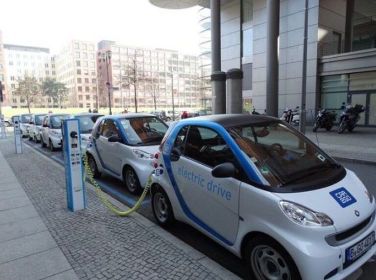 Vânzările de automobile electrice în lume a atins un nou record lunar 