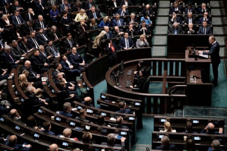 Fostul guvern al Poloniei, anchetat pentru vânzarea a zeci de mii de vize Schengen în Asia și Africa