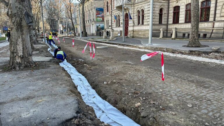O primă etapă a lucrărilor de conservare a pavajului vechi de pe str. 31 August 1989