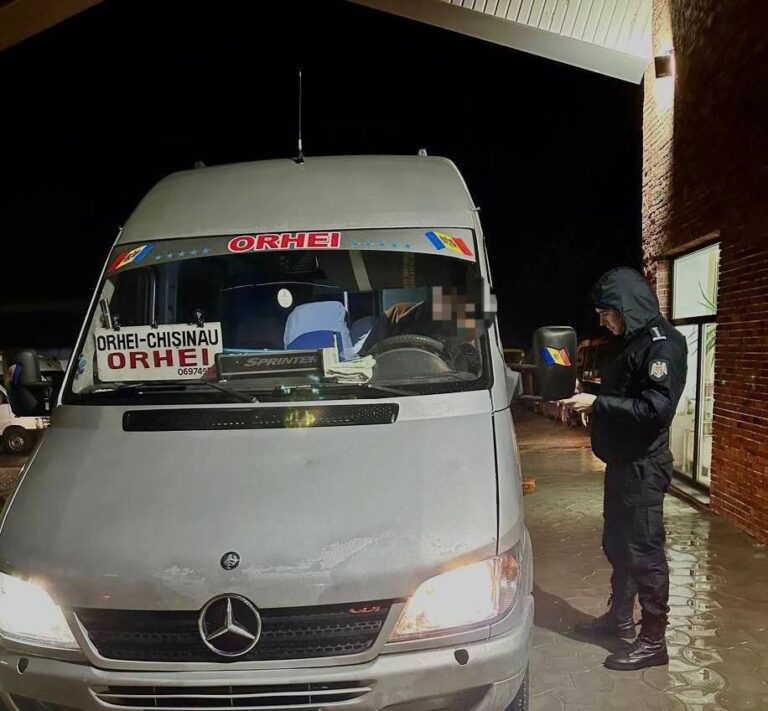 Șoferii de taxi, autobuze și microbuze, verificați de inspectorii de patrulare