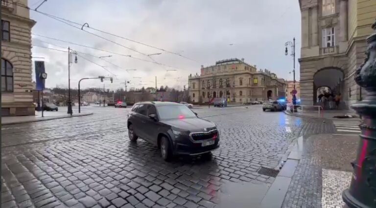 Atac armat în centrul orașului Praga. Un bărbat a tras în mulțime, după care s-ar fi sinucis