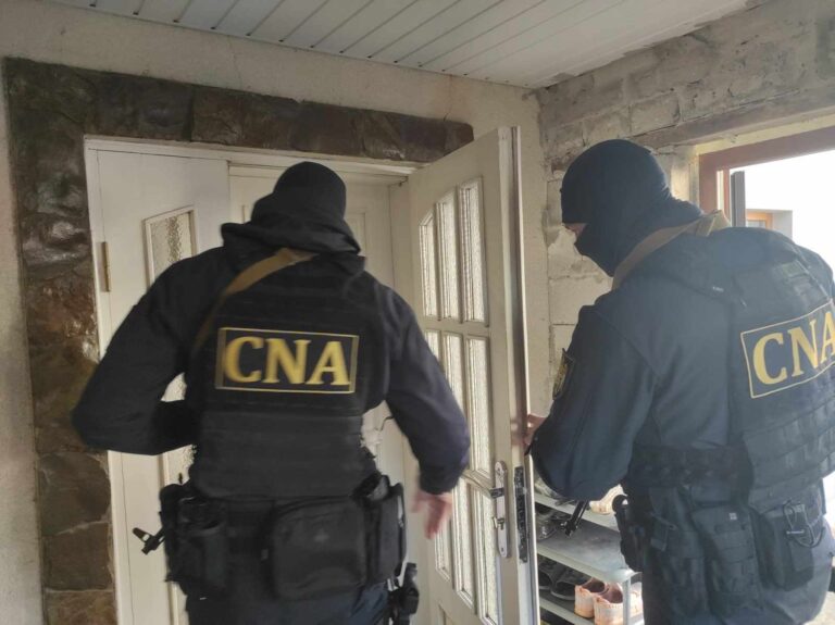 Percheziții la doi foști angajați ai Agenției pentru Supraveghere Tehnică: sunt cercetați pentru fals în acte publice