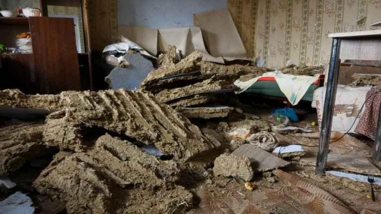 VIDEO/ Doi copii din Căușeni au ajuns la reanimare după ce o bucată de tavan a căzut peste ei