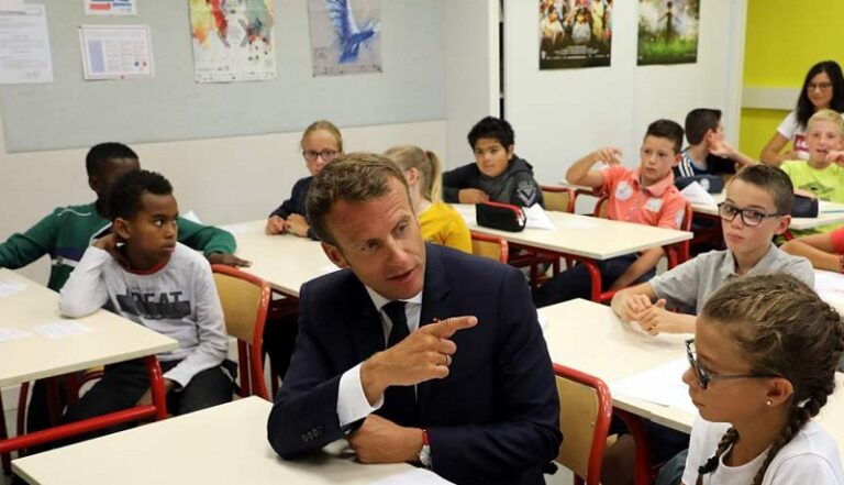 Franța va introduce experimental uniforma școlară, începând cu anul viitor