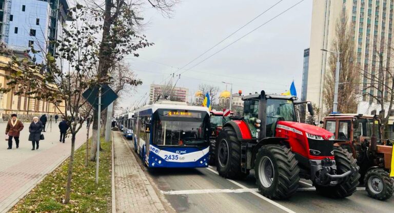 VIDEO/Agricultorii protestează în Capitală: Circulația troleibuzelor, afectată