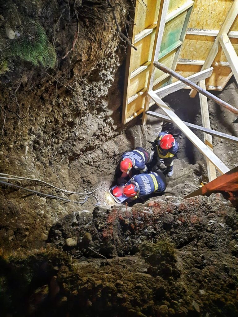 Un fântânar din Suceava, scos în viață după ce a stat opt ore sub pământ
