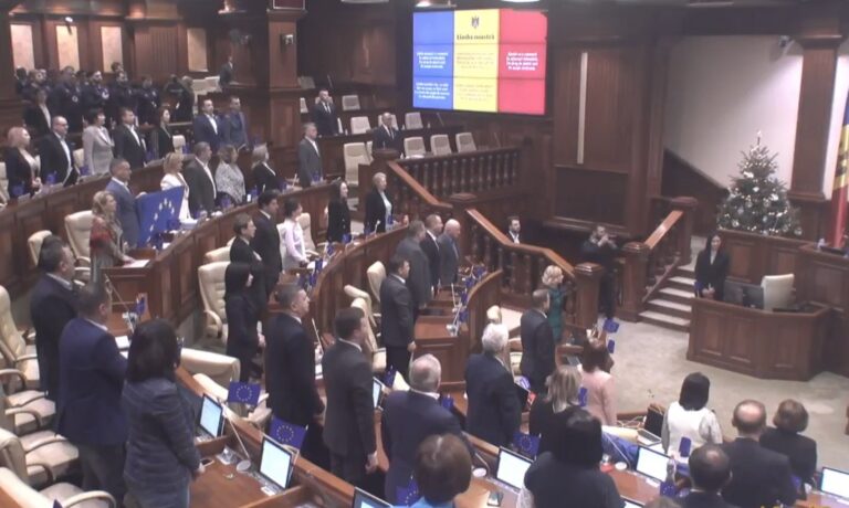 Imnul R. Moldova și cel al UE, onorate la începutul ședinței Parlamentului