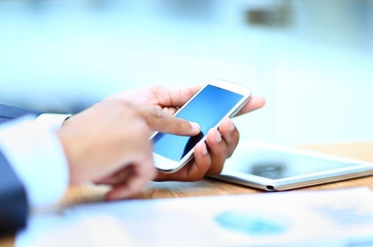 Atenție! Un nou tip de fraudă prin SMS. Poliția recomandă să nu accesați linkurile din mesaje