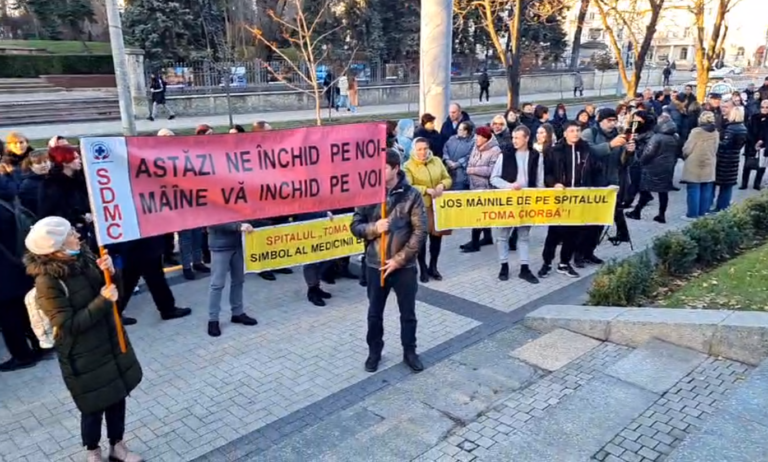 VIDEO/ Angajații de la „Toma Ciorbă” și de la Dermatologie protestează în fața Guvernului: Suntem apolitici și cerem dialog cu autoritățile