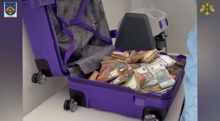 Bărbatul care a încercat să treacă vama cu 550.000 de euro, trimis în judecată