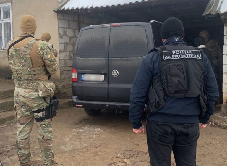 VIDEO/ Percheziții la Ștefan Vodă: doi moldoveni bănuiți de organizarea migrației ilegale, reținuți