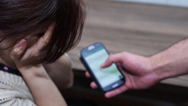 Șantaj cu poze intime: Un tânăr de 20 de ani, reținut de oamenii legii