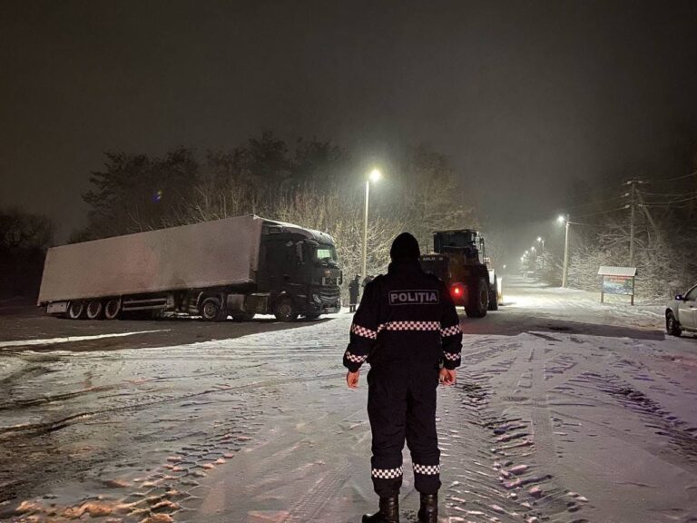 VIDEO/ Ninsoare în toată țara: Mai multe mijloace de transport, blocate