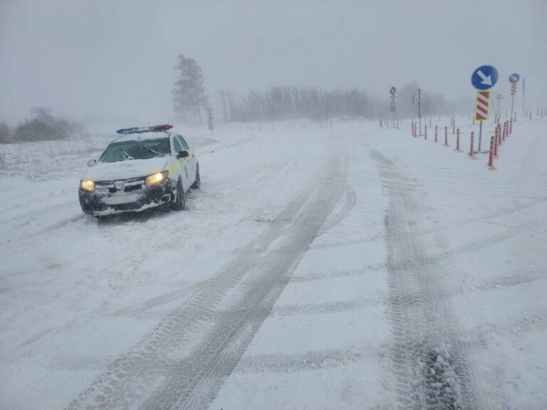 Atenție, șoferi! Pe drumuri se vor forma troiene și ghețuș