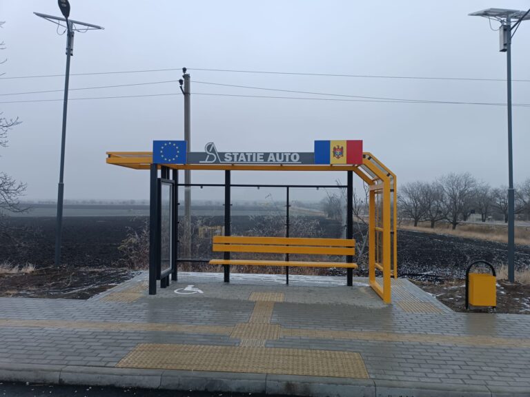 FOTO/ Noi stații de așteptare au apărut pe drumurile publice: sunt dotate cu scaune, urne de gunoi și stâlpi de iluminat