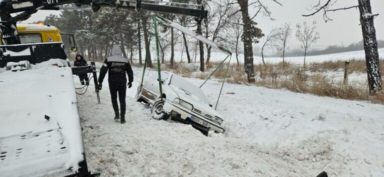 A venit iarna în R.Moldova! Pe mai multe trasee din țară se circulă cu dificultate