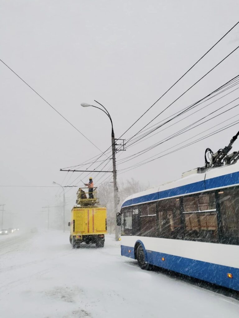 Ninsoarea a afectat circulația troleibuzelor din Capitală: unele întârzie, altele au itinerarul modificat