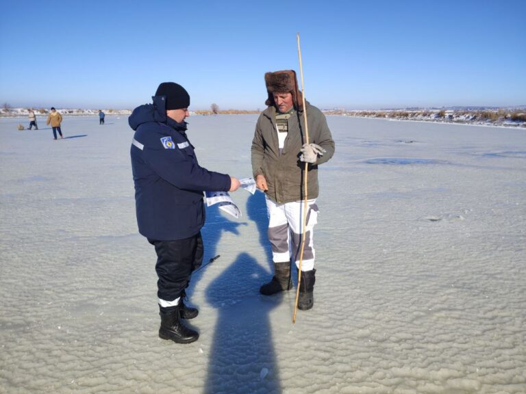 Atenție! Gheața de pe lacuri este fragilă și puteți cădea în apă. Avertismentul salvatorilor