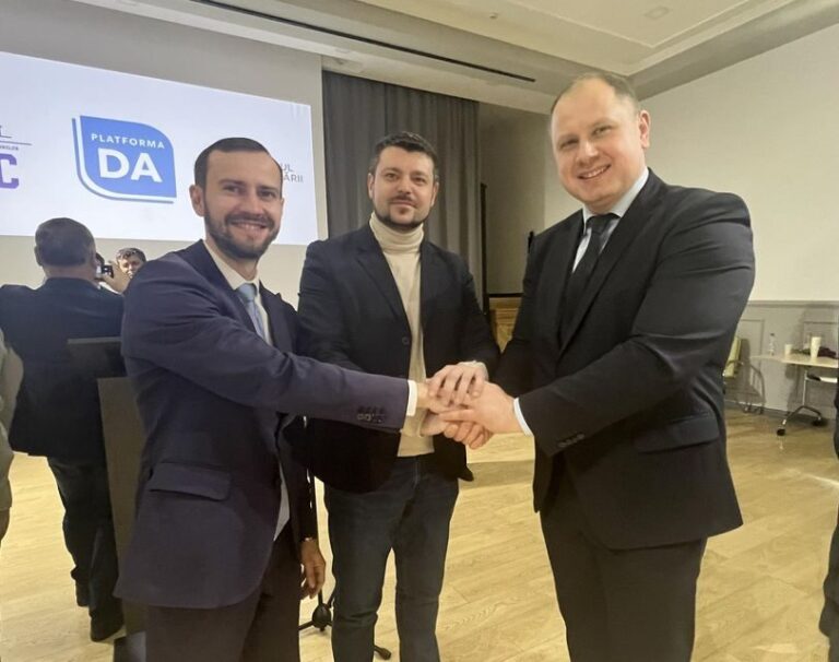 Blocul celor trei partide susține desfășurarea referendumului privind aderarea la UE