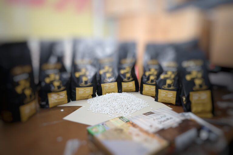 VIDEO/ Alte 16 kilograme de droguri, în valoare de peste 15 milioane de lei, depistate de vameși în două trimiteri poștale